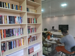 Com um acervo que conta com cerca de mil livros, a nova sala busca fazer da leitura uma ferramenta de transformação